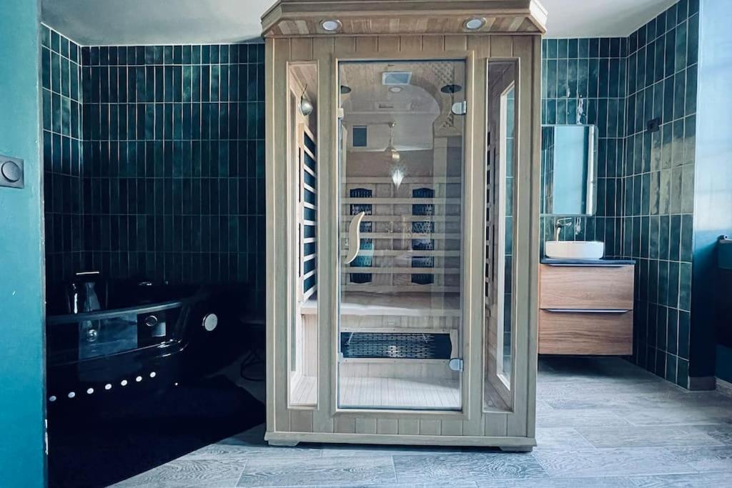 Love Room L' Orientale / Jacuzzi / Sauna Chateau-Landon Экстерьер фото