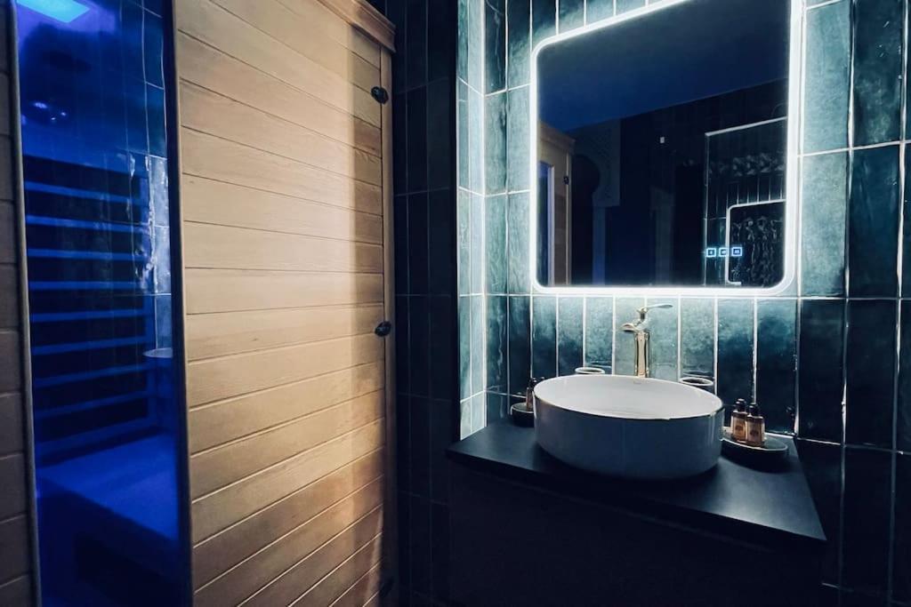 Love Room L' Orientale / Jacuzzi / Sauna Chateau-Landon Экстерьер фото