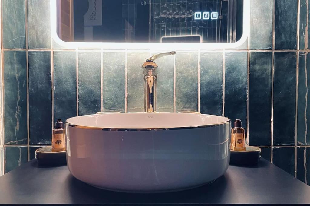 Love Room L' Orientale / Jacuzzi / Sauna Chateau-Landon Экстерьер фото